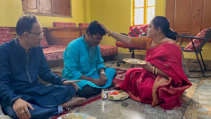 লাল শাড়ির সাবেকি সাজে সেজেছিলেন অপরাজিতা, তাঁর ভাই ও দাদারাও পরেছিলেন পাঞ্জাবি।