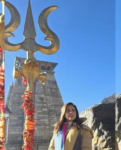 Nushrratt Bharuccha Pics:गले में माला...माथे पर तिलक, नुसरत भरुचा ने किए बाबा केदारनाथ के दर्शन, देखें तस्वीरें