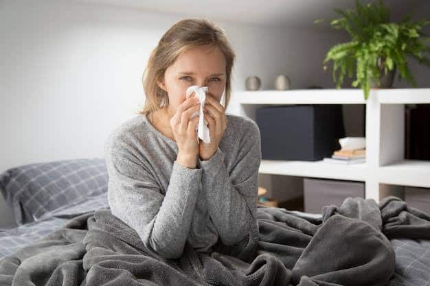 एडिनोवायरस (Adenovirus) :एडिनोवायरस एक तरह का वायरस है, जो अलग-अलग तरह के इंफेक्शन का कारण बन सकता है. यह वायरस सांस की नली, आंखों और आंतों को प्रभावित कर सकता है. इसमें सामान्य जुकाम, ब्रोन्काइटिस, लंग्स इंफेक्शन और आंखों की सूजन शामिल हैं. यह संक्रमित के संपर्क में आने, हवा में मौजूद कणों या संक्रमित जगहों को छूने से फैल सकता है. इसके लक्षण गले में खराश, नाक बहना, खांसी, बुखार, दस्त और पेट दर्द शामिल हैं.