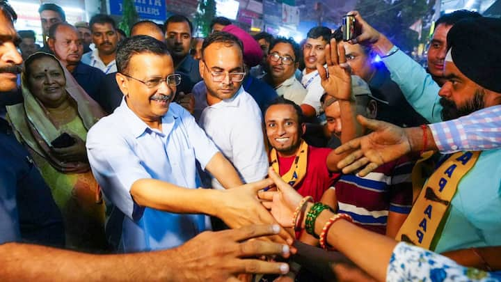 Arvind Kejriwal Padyatra: दिल्ली में अगले साल विधानसभा के चुनाव होने हैं. इसी के मद्देनजर आप के राष्ट्रीय संयोजक अरविंद केजरीवाल पदयात्रा के जरिए लोगों से मुलाकात कर रहे हैं.