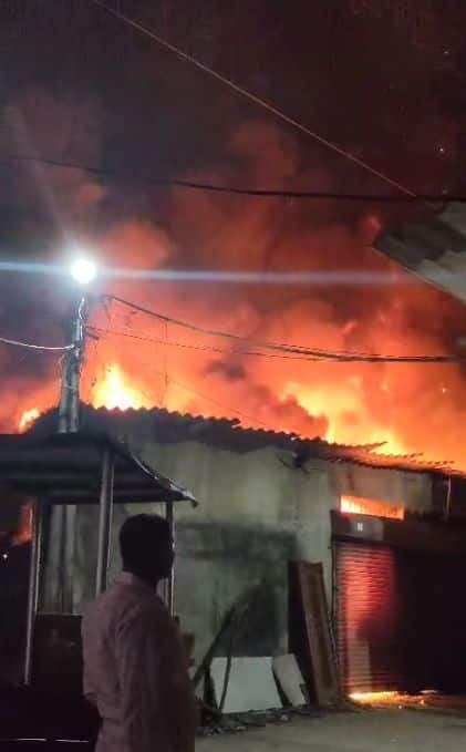 उल्हासनगरमध्ये काल रात्री चप्पलच्या गोडाऊनला भीषण आग लागल्याची घटना घडली. (Image Credit-ABP)