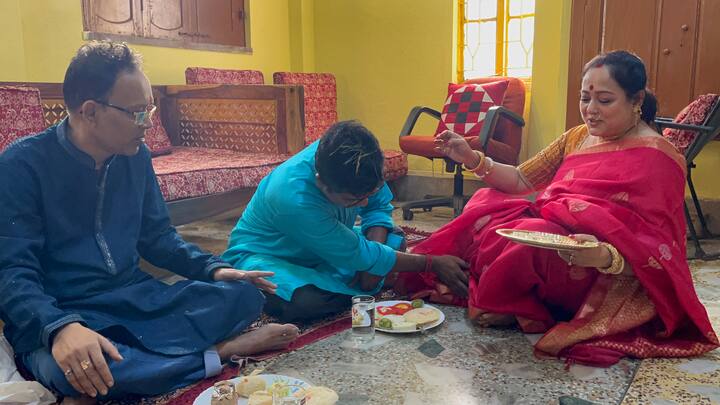 দাদাকে ভীষণ ভালবাসেন অপরাজিতা। সব সময় তিনি যে দাদাকে আগলে রাখেন, তা তাঁর সোশ্যাল মিডিয়ায় চোখ রাখলেই বোঝা যায়।