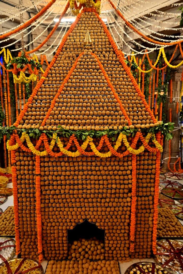 इस पर्व पर भगवान श्री काशी विश्वनाथ का 14 क्विंटल मिष्ठान से श्रृंगार किया गया जिसमें अलग-अलग स्वादिष्ट मिठाइयां शामिल रहीं.