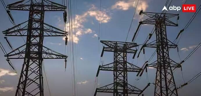 Fengal cyclone Power outage in Marakanam and surrounding areas Fengal cyclone: ஃபெஞ்சல் புயல்; சுழற்றி அடிக்கும் சூறைக்காற்று... இருளில் மூழ்கிய மரக்காணம்