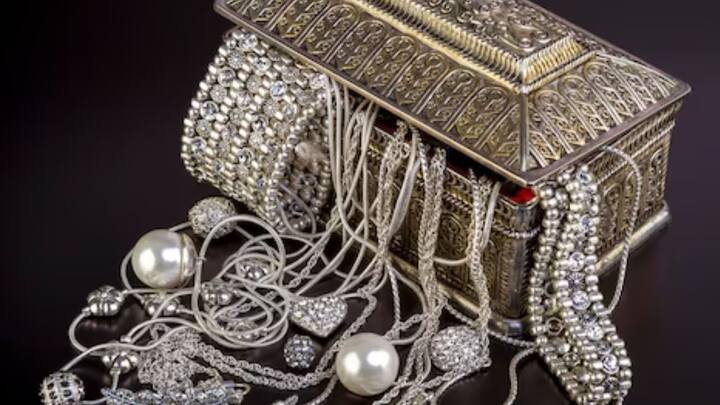 সবসময় সোনার গয়না কেনা বা পরে থাকা সাধ্যে কুলোয় না আমাদের। অনেকে আবার সোনার চেয়ে রুপোর গয়না বেশি পছন্দ করেন। কিন্তু রুপোর গয়না কালো হয়ে গেলে সমস্যায় পড়তে হয়।