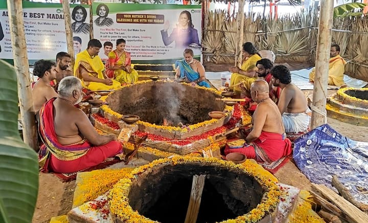 Hindu priests perform rituals during special prayers for the victory of Democratic presidential nominee Vice President Kamala Harris in the U.S. elections at Palvancha, Telangana, India, Monday, Nov. 4, 2024. The prayers were organized by an educational foundation named after Harris' late mother Shyamala Gopalan. (Image Source: PTI)