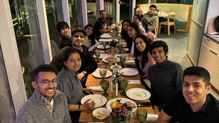 এমনিতেই রবিবার ছিল বাঙালি ঘরে ঘরে উৎসব। কারণ দিনটি ছিল ভাইফোঁটার। আর সেদিনই সানার জন্মদিন। গঙ্গোপাধ্যায় পরিবারে খুশি দ্বিগুণ।