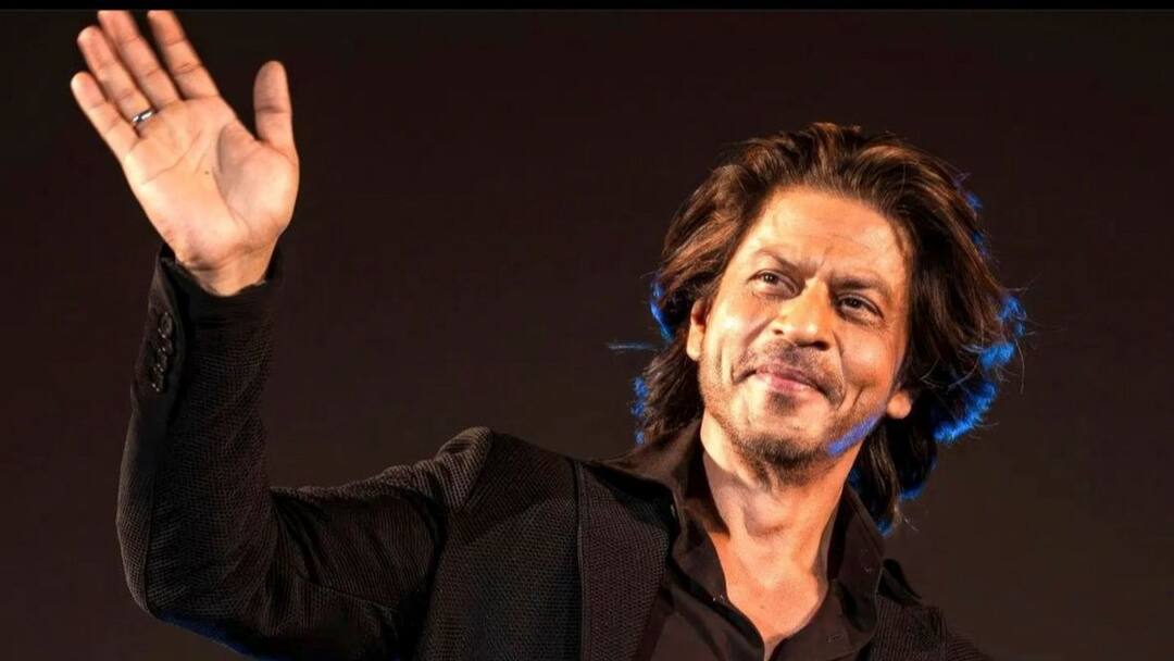 Shah Rukh Khan: ক্যাফেতে দেখা করতেন গৌরীর সঙ্গে.. কেমন ছিল শাহরুখের প্রেমের শুরুটা? Shah Rukh Khan use to meet Gauri Khan at a cafe shares Shoojit Sircar Entertainment News Bollywood Shah Rukh Khan: ক্যাফেতে দেখা করতেন গৌরীর সঙ্গে.. কেমন ছিল শাহরুখের প্রেমের শুরুটা?