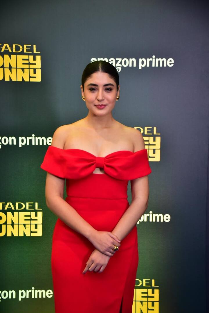 एक्ट्रेस कृतिका कामरा भी 'सिटाडेल: हनी बनी' की स्क्रीनिंग में पहुंची. जो रेड कलर के गाउन में काफी सुंदर लग रही हैं.