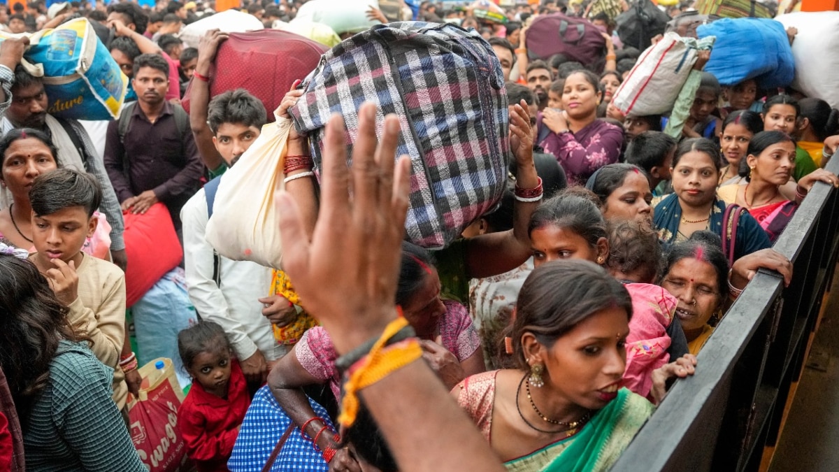 कोई गेट पर लटका तो कई टॉयलेट में बैठने को मजबूर...छठ महापर्व पर ट्रेनों में रेलमपेल भीड़, प्लैटफॉर्म्स पर भी पैर रखने की जगह नहीं