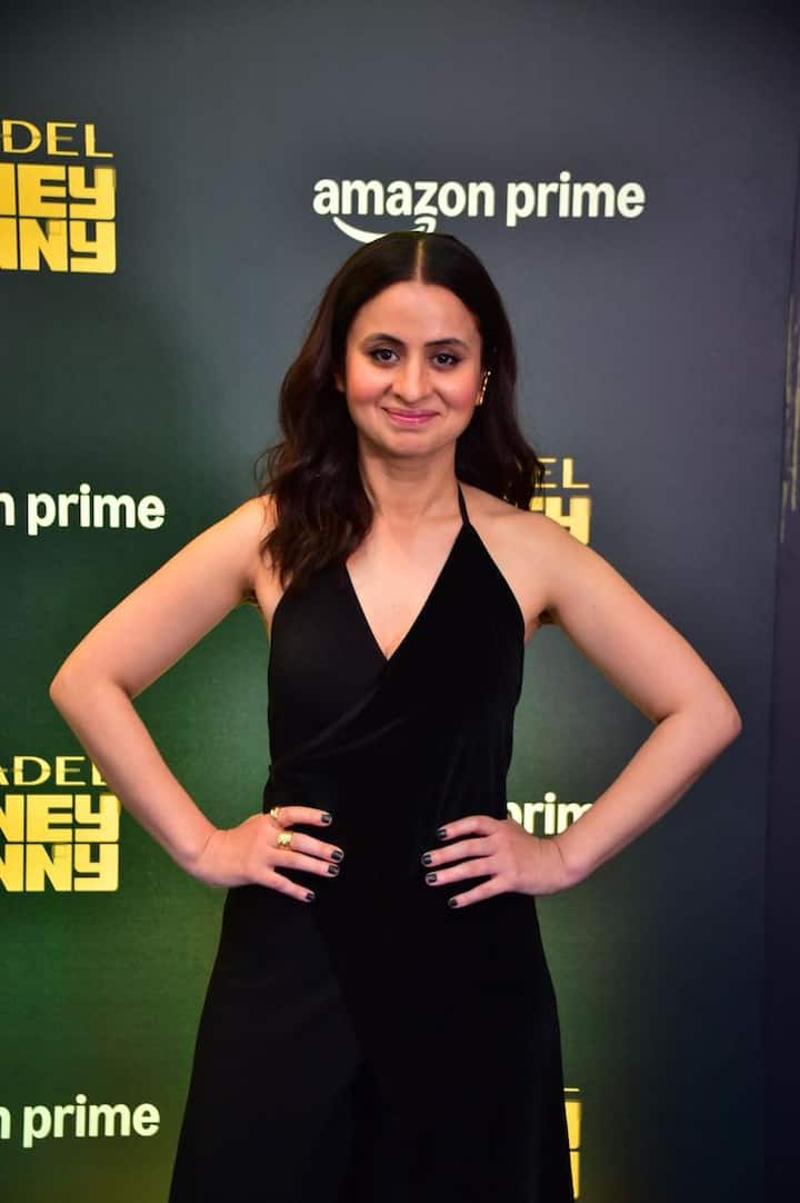 ‘मिर्जापुर’ वेब सीरीज फेम एक्ट्रेस रसिका दुग्गल भी इस स्क्रीनिंग में काफी ग्लैमरस लुक में नजर आई हैं.