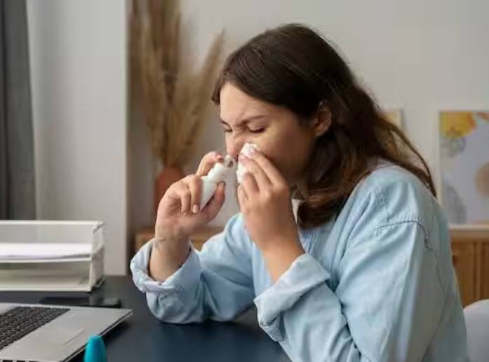 ਕੀ ਤੁਹਾਨੂੰ ਪਤਾ ਹੈ ਸਰਦੀ-ਜ਼ੁਕਾਮ ਇੱਕ ਜਾਂ ਦੋ ਨਹੀਂ ਸਗੋਂ ਪੰਜ ਤਰ੍ਹਾਂ ਦੇ ਹੁੰਦੇ ਹਨ, ਜਿਨ੍ਹਾਂ ਵਿੱਚੋਂ ਕਈ ਸਿਹਤ ਲਈ ਗੰਭੀਰ ਖਤਰੇ ਪੈਦਾ ਕਰ ਸਕਦੇ ਹਨ। ਨਵੰਬਰ ਦਾ ਮਹੀਨਾ ਸ਼ੁਰੂ ਹੋ ਗਿਆ ਹੈ। ਸਵੇਰ ਅਤੇ ਸ਼ਾਮ ਦਾ ਮੌਸਮ ਹੁਣ ਠੰਡਾ ਹੁੰਦਾ ਜਾ ਰਿਹਾ ਹੈ। ਹੌਲੀ-ਹੌਲੀ ਪਰ ਯਕੀਨਨ ਇਹ ਹਲਕਾ ਜਿਹਾ ਠੰਡਾ ਹੁੰਦਾ ਜਾ ਰਿਹਾ ਹੈ। ਇਸ ਬਦਲਦੇ ਮੌਸਮ ਵਿੱਚ ਬਿਮਾਰੀਆਂ ਵਧਣੀਆਂ ਸ਼ੁਰੂ ਹੋ ਗਈਆਂ ਹਨ। ਸਰਦੀਆਂ ਵਿੱਚ ਜ਼ੁਕਾਮ, ਗਲੇ ਵਿੱਚ ਖਰਾਸ਼, ਖਾਂਸੀ ਅਤੇ ਨੱਕ ਵਗਣ ਵਰਗੀਆਂ ਸਮੱਸਿਆਵਾਂ ਹੁੰਦੀਆਂ ਹਨ। ਜ਼ਿਆਦਾਤਰ ਲੋਕ ਇਨ੍ਹਾਂ ਨੂੰ ਆਮ ਜ਼ੁਕਾਮ ਜਾਂ ਸਰਦੀ-ਜ਼ੁਕਾਮ ਸਮਝ ਕੇ ਇਗਨੋਰ ਕਰ ਦਿੰਦੇ ਹਨ। ਕੁਝ ਘਰੇਲੂ ਉਪਚਾਰਾਂ ਨਾਲ ਆਪਣੇ ਆਪ ਨੂੰ ਠੀਕ ਕਰ ਲੈਂਦੇ ਹਨ। ਪਰ ਕੀ ਤੁਸੀਂ ਜਾਣਦੇ ਹੋ ਕਿ ਸਿਰਫ਼ ਇੱਕ ਜਾਂ ਦੋ ਨਹੀਂ ਸਗੋਂ ਪੰਜ ਤਰ੍ਹਾਂ ਦੇ ਸਰਦੀ-ਜ਼ੁਕਾਮ ਹੁੰਦੇ ਹਨ, ਜਿਨ੍ਹਾਂ ਵਿੱਚੋਂ ਕਈ ਸਿਹਤ ਲਈ ਗੰਭੀਰ ਖਤਰਾ ਪੈਦਾ ਕਰ ਸਕਦੇ ਹਨ।