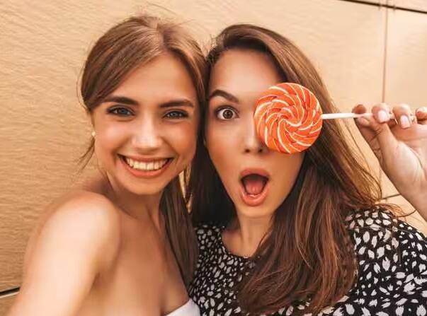 ફેસ્ટિવ સીઝનમાં ખુશીઓ અને ઉજવણીની વચ્ચે ખાવા પીવાની કાળજી લેવામાં આવતી નથી. આ સીઝનમાં મીઠાઈઓ અને વાનગીઓ પુષ્કળ પ્રમાણમાં ખાવામાં આવે છે. આવા ફૂડ્સને પસંદ કરવામાં આવે છે જેમાં સુગરની માત્રા વધુ હોય છે, જે સ્વાસ્થ્ય માટે ખૂબ જ જોખમી છે. સુગરને મીઠુ ઝેર પણ માનવામાં આવે છે. તેમાં અનેક પ્રકારના રોગોના જોખમો છુપાયેલા છે. વધુ પડતી સુગર અનેક જીવલેણ રોગોનું કારણ બની શકે છે. એક અહેવાલ મુજબ, સરેરાશ ભારતીય એક વર્ષમાં 20 કિલો સુગરનો વપરાશ કરે છે, જેનું પ્રમાણ તહેવારો દરમિયાન વધે છે.