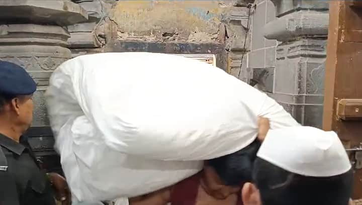 विठूरायाचं दर्शन घेता आलं नाही म्हणून हिरमुसलेले अनेक चेहरे पाहायला मिळतात. मात्र कार्तिकी आणि आषाढी एकादशीच्या निमित्ताने विठूराया आपल्या लाखो भक्तांना भेटण्यासाठी सदैव तत्पर असतो. त्यामुळे देवाचा विश्रांती घ्यायचा पलंग काढला जातो. ज्याला देवाचा पलंग काढणे असं म्हणतात.