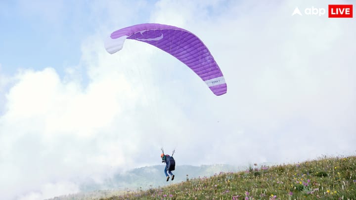 यहां के अलावा सिक्किम के गंगटोक में भी पैराग्लाइडिंग होती है. समुद्र तल से 1650 मीटर ऊपर गंगटोक में पैराग्लाइडिंग करने वाले लोग बादलों के साथ उड़ते हैं.