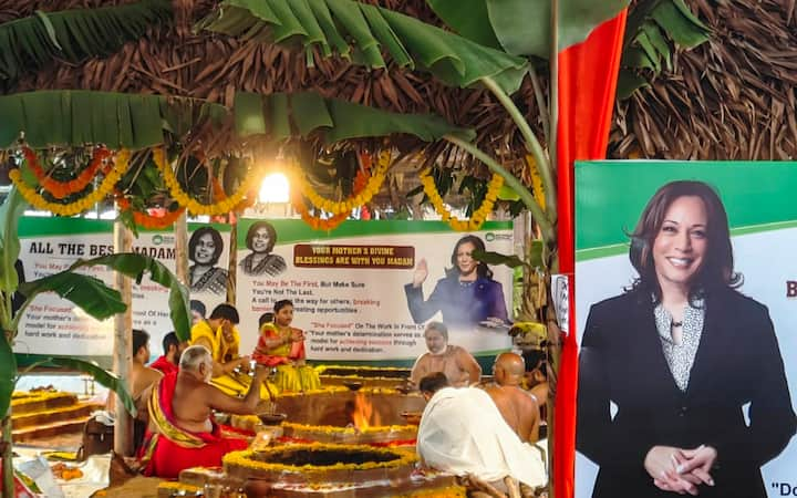 Hindu priests perform puja for the victory of Democratic presidential nominee Vice President Kamala Harris in the U.S. elections at Palvancha, Telangana, India, Monday, Nov. 4, 2024. (Image Source: PTI)