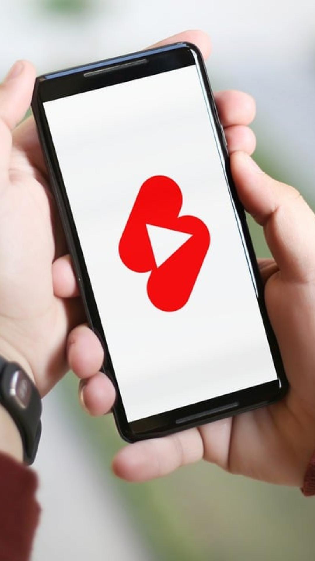 चैनल पर 100 subscriber पूरे हो जाते हैं तो आपको यूट्यूब की तरफ से Custom URL का फीचर मिलता है