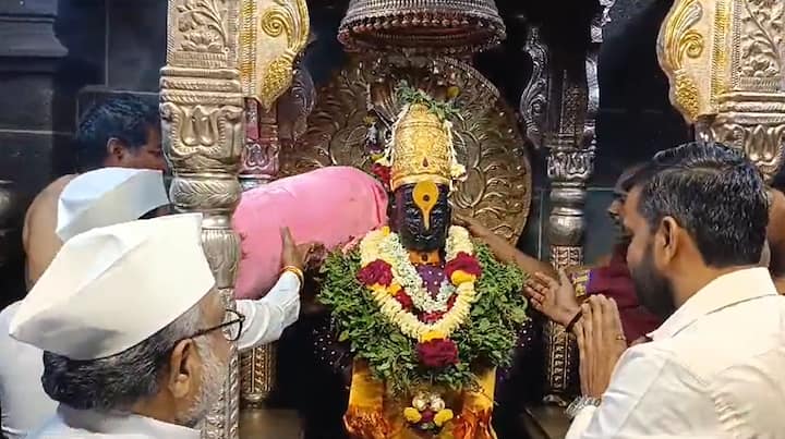 देवाचा थकवा दूर करण्यासाठी पाठीमागे मऊ कापसाचा लोड लावण्यात आला आहे.