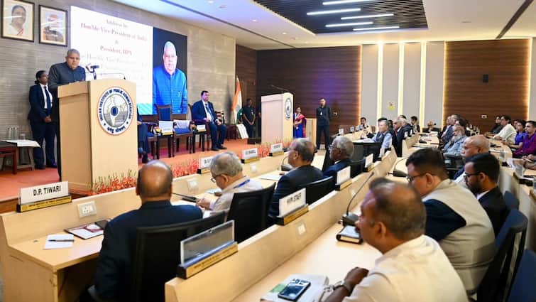 Vice President of India Jagdeep Dhankhar Speech About Colonial Mindset VP அப்போ ஜார்ஜ் மன்னர் ; இப்போ நேதாஜி: இது வேற இந்தியா - குடியரசு துணை தலைவர் அதிரடி பேச்சு.!