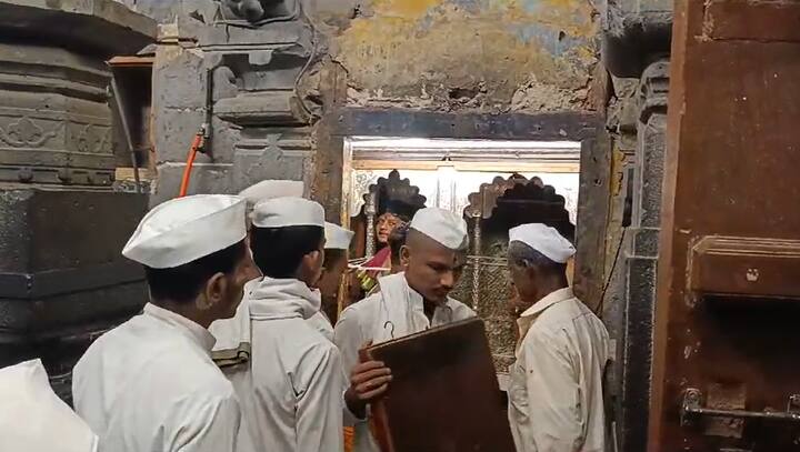 देवाचा पलंग एकदा काढला की पंढरपूर इथं विठ्ठलाचं दर्शन या लाखो वारकऱ्यांना घेणं शक्य होतं.