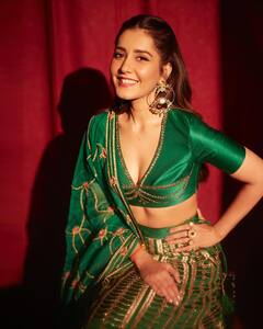 Raashii Khanna : స్టన్నింగ్ లుక్స్​లో రాశి ఖన్నా.. గ్రీన్ లెహంగాలో అందంగా నవ్వేస్తోన్న హీరోయిన్