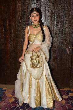 दिवाली पार्टी में व्हाइट और गोल्डन लहंगे में मौनी रॉय ने  गिराई बिजलियां, माही विज ने पर्पल लहंगे में लूट ली लाइमलाइट