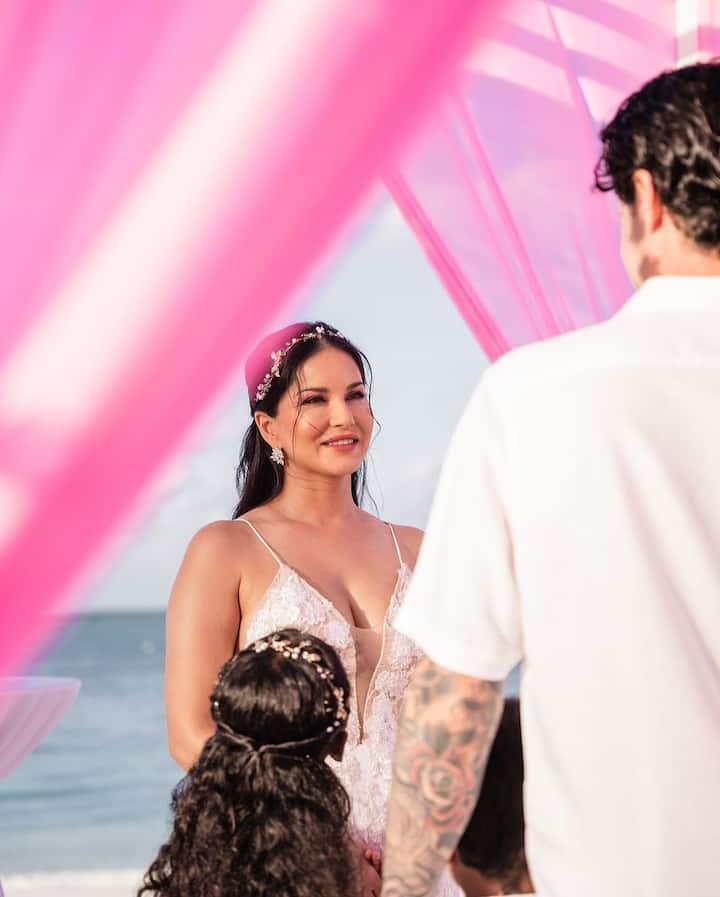 त्यानंतर आता 13 वर्षांनी पुन्हा एकदा त्यांनी मालदीवमध्ये लग्न उरकलं आहे.