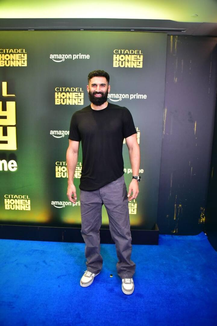बी-टाउन के डेशिंग स्टार आदित्य रॉय कपूर भी 'सिटाडेल: हनी बनी' की स्क्रीनिंग में स्पॉट हुए.