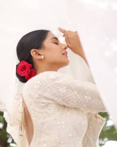 Shivani Mundhekar :  केसांत गुलाबाचं फुल अन् मोहक अदा, 'मुरांबा' मालिकेतील अभिनेत्रीचे 'हे' फोटो पाहाच