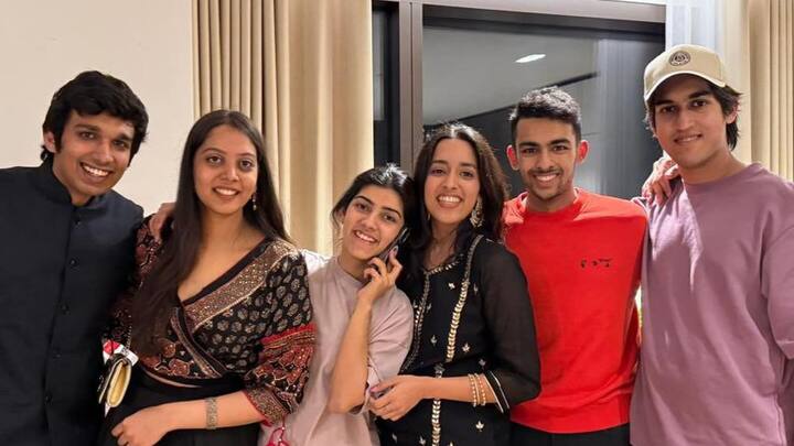 লন্ডনেই বন্ধু ও বাবা-মায়ের সঙ্গে জমিয়ে খাওয়াদাওয়া। জন্মদিন ভালই কেটেছে সানার। ছবি সৌ - সৌরভ ও ডোনা গঙ্গোপাধ্যায়