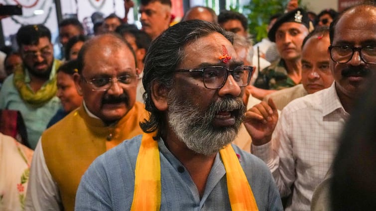 हेमंत सोरेन को लगा तगड़ा झटका! जिसने कराया नामांकन, वही बीजेपी में जाकर मिल गया हेमंत सोरेन को लगा तगड़ा झटका! जिसने कराया नामांकन, वही बीजेपी में जाकर मिल गया