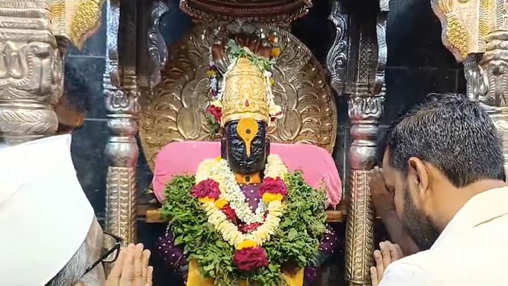 24 तास दर्शन देऊन विठ्ठलाला थकवा येऊ नये म्हणून विठ्ठल आणि रुक्मिणी मातेच्या पाठीशी लोड लावला आहे.