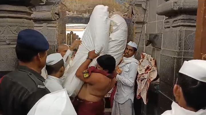 12 नोव्हेंबर रोजी कार्तिकी एकादशीचा सोहळा आहे, या पार्श्वभूमीवर देवाचा पलंग निघाला आहे.