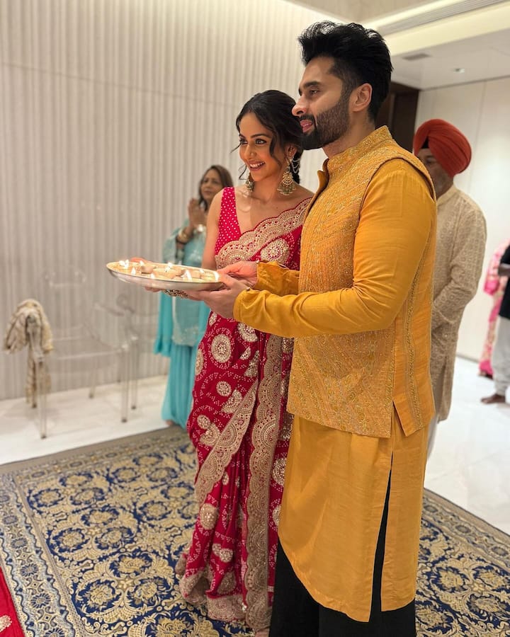 Jackie and Rakul worshiped Goddess Lakshmi together on their first Diwali after marriage. During this, Rakul was seen in red color saree.