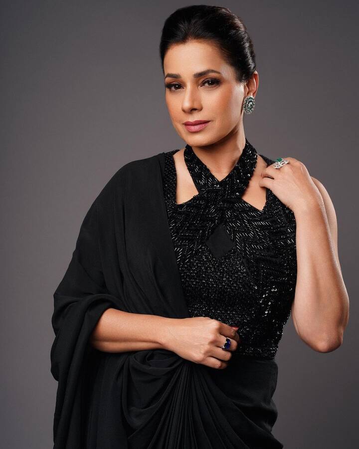 बात कर रहे हैं नीलम कोठारी की. जो 90 के दशक की कामयाब अभिनेत्रियों में शुमार होती थीं. कई हिट फिल्मों के जरिए नीलम ने अपनी एक्टिंग और अपने अंदाज को साबित किया था. नीलम अब उम्र के पांच दशक से ज्यादा का पड़ाव पार कर चुकी हैं और अभी भी इंडस्ट्री में एक्टिव हैं.