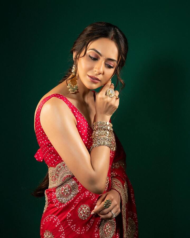 The actress has also worn vermilion in her hair and a long braid in her hair and many bangles in her hands. Which is making her look more beautiful.