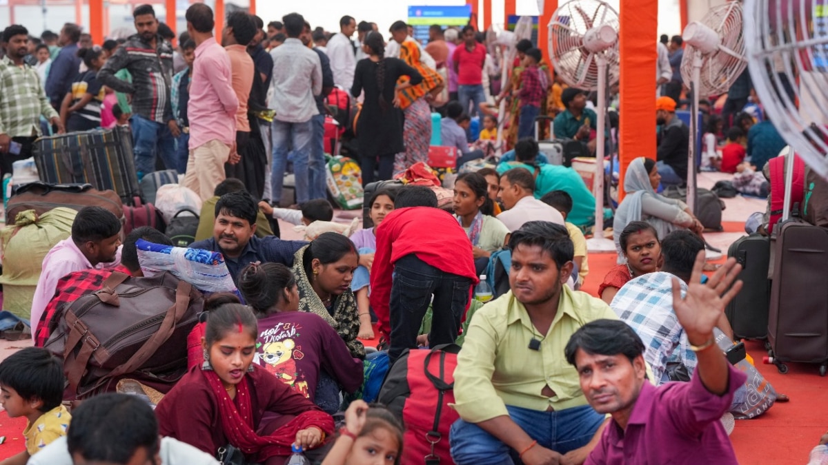 कोई गेट पर लटका तो कई टॉयलेट में बैठने को मजबूर...छठ महापर्व पर ट्रेनों में रेलमपेल भीड़, प्लैटफॉर्म्स पर भी पैर रखने की जगह नहीं