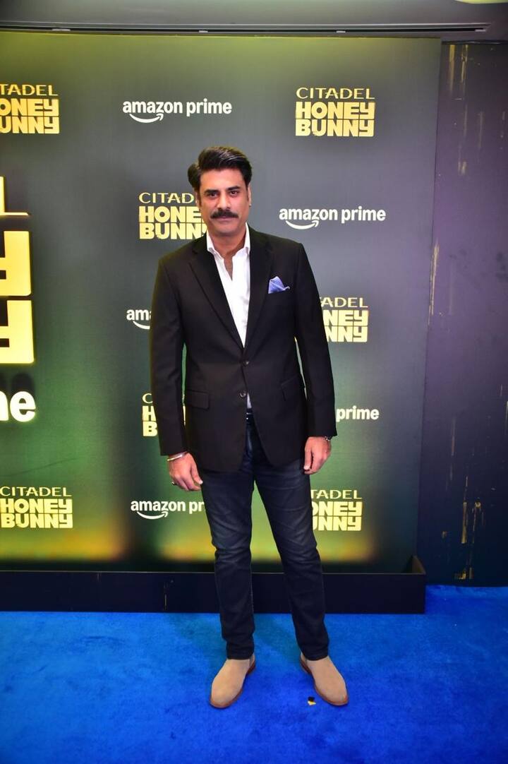 'सिटाडेल: हनी बनी' की स्क्रीनिंग में एक्टर सिकंदर खेर शामिल हुए. जो इस दौरान सूट-बूट पहनकर पहुंचे थे. बता दें कि सिकंदर दिग्गज एक्ट्रेस किरण खेर के बेटे हैं.