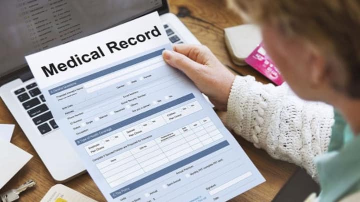 आभा कार्ड के अंदर आपके सारे मेडिकल रिकॉर्ड्स डिजिटली स्टोर होते हैं. इसमें एक 14 अंकों का यूनिक नंबर होता है. कार्ड में दिए गए क्यू आर कोड को स्कैन करके कहीं से भी मेडिकल रिकॉर्ड को आसानी से एक्सेस किया जा सकता है.