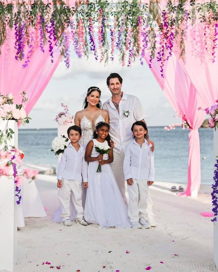 सनीने तिचा नवरा डॅनियल वेबरसोबतच लग्नगाठ बांधली आहे.