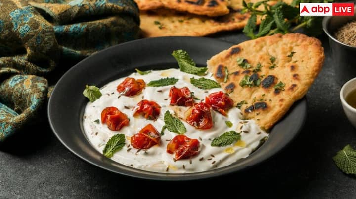 खीरे का रायता: खीरे का रायता आमतौर पर एक ताज़ा, हाइड्रेटिंग साइड डिश के रूप में देखा जाता है, लेकिन इसके स्वास्थ्य लाभों पर बहस होती है। आयुर्वेद का सुझाव है कि खीरा और दही एक साथ बलगम पैदा कर सकते हैं और पाचन को बाधित कर सकते हैं. जिससे संभावित रूप से साइनस की भीड़ हो सकती है. हालांकि, आधुनिक पोषण इस दावे का समर्थन नहीं करता है और आम तौर पर खीरे के रायते को एक स्वस्थ विकल्प मानता है. क्योंकि यह हाइड्रेशन, फाइबर और प्रोबायोटिक्स प्रदान करता है.