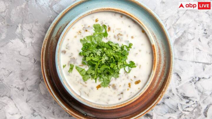 बूंदी रायता: बूंदी रायता एक लोकप्रिय साइड डिश है, लेकिन यह ध्यान देने योग्य है कि बूंदी को डीप-फ्राइड किया जाता है. जिसमें फैट और कैलोरी मिलती है.आयुर्वेदिक सिद्धांतों के अनुसार, दही को खट्टा और भारी माना जाता है. जबकि तले हुए खाद्य पदार्थों को भारी और पचाने में मुश्किल माना जाता है. जब एक साथ मिलाए जाते हैं, तो वे पाचन प्रक्रिया में बाधा डालते हैं.