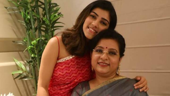 ডোনা পরেছিলেন ধূসর রংয়ের শাড়ি। আর সানার পরনে ছিল লাল প্রিন্টেড শাড়ি। মা-মেয়ের ছবি সোশ্যাল মিডিয়ায় ভাইরাল।