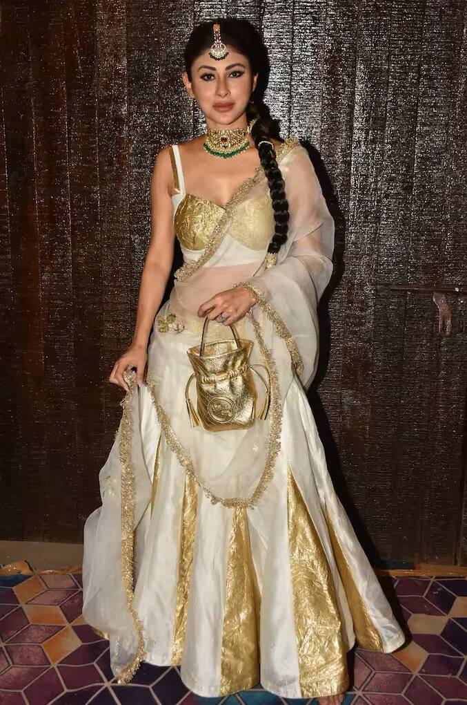 આમના શરીફે ગઈકાલે રાત્રે દિવાળી પાર્ટીનું આયોજન કર્યું હતું. આમનાની દિવાળી પાર્ટીમાં ઘણા સેલેબ્સ અલગ-અલગ લુકમાં પહોંચ્યા હતા. આ દરમિયાન, મૌની રોય અને માહી વિજે તેમના એથનિક લુક્સથી તમામને લાઇમલાઇટમાં ખેંચી લીધા હતા.