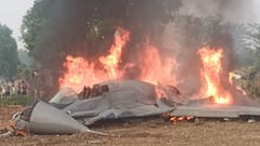 UP: बीच सफर में धू-धूकर जलने लगा सेना का विमान, 2 पायलट्स ने कूदकर बचाई जान; आगरा के खेत में क्रैश