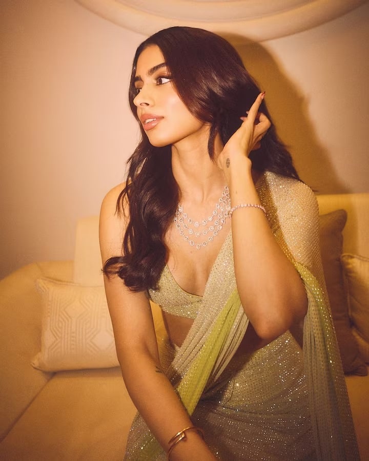 દરેક લોકો જાણે છે કે ખુશી કપૂરનો જન્મ સ્ટાર પરિવારમાં થયો હતો. તેથી જ તેણીનો ઉછેર નાનપણથી જ ઠાઠમાઠ અને શોભા સાથે થયો છે.