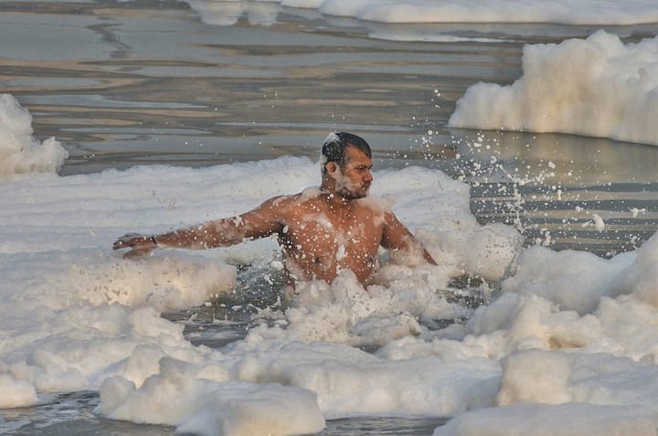 छठ पूजा आ गई. लेकिन दिल्ली में यमुना से जहरीले झाग की चादर नहीं हटी. अब इसी सफेद चादर के बीच से छठ का महापर्व मनाना पड़ रहा है.