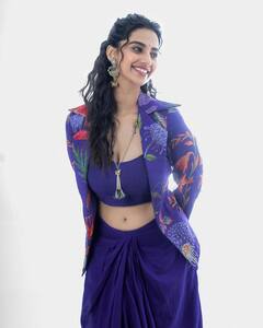 Meenaakshi Chaudhary : పర్పుల్ కలర్ డ్రెస్​లో మీనాక్షి చౌదరి.. క్యూట్​గా నవ్వేస్తోన్న లక్కీ భాస్కర్ హీరోయిన్​