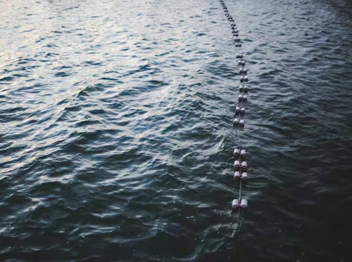 ਤੁਹਾਨੂੰ ਦੱਸ ਦੇਈਏ ਕਿ ਸਮੁੰਦਰ ਵਿੱਚ ਸੀਮਾਵਾਂ ਨਿਰਧਾਰਤ ਕਰਨ ਲਈ ਇੰਟਰਨੈਸ਼ਨਲ ਮੈਰੀਟਾਈਮ ਲਾਅ ਕੋਡ (ਸੰਯੁਕਤ ਰਾਸ਼ਟਰ ਕਨਵੈਨਸ਼ਨ ਆਨ ਦਾ ਲਾਅ ਆਫ਼ ਦਾ ਸੀ ਜਾਂ UNCLOS) ਨਾਮਕ ਇੱਕ ਅੰਤਰਰਾਸ਼ਟਰੀ ਸਮਝੌਤਾ ਹੈ। ਇਹ ਸਮਝੌਤਾ ਸਮੁੰਦਰ ਦੀ ਵਰਤੋਂ ਅਤੇ ਸੰਭਾਲ ਨਾਲ ਸਬੰਧਤ ਸਾਰੇ ਪਹਿਲੂਆਂ ਨੂੰ ਨਿਯੰਤ੍ਰਿਤ ਕਰਦਾ ਹੈ।