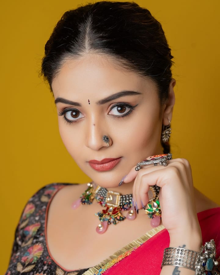 శ్రీముఖి యాంకర్గా సక్సెస్ఫుల్ కెరీర్ని కొనసాగిస్తోంది. బిగ్బాస్ తర్వాత పలు కార్యక్రమాలు చేస్తూ.. తెలుగు అభిమానులకు బాగా దగ్గరైంది. (Images Source : Instagram/Sreemukhi)
